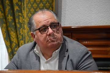 El periodista teldense Gaumet Florido leyó este jueves en el Pleno municipal el Manifiesto Institucional por el Día Internacional de las Mujeres (Foto TA y Francisco J. Santana)